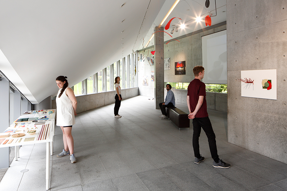 「ECAL×TAMABI in 21_21 DESIGN SIGHT Gallery 3」会場風景(写真:木奥恵三) 主催:ローザンヌ美術大学(ECAL)、多摩美術大学、21_21 DESIGN SIGHT