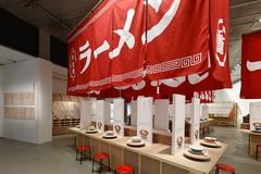 企画展「ラーメンどんぶり展」会場風景／Exhibition view of "The Art of the RAMEN Bowl"